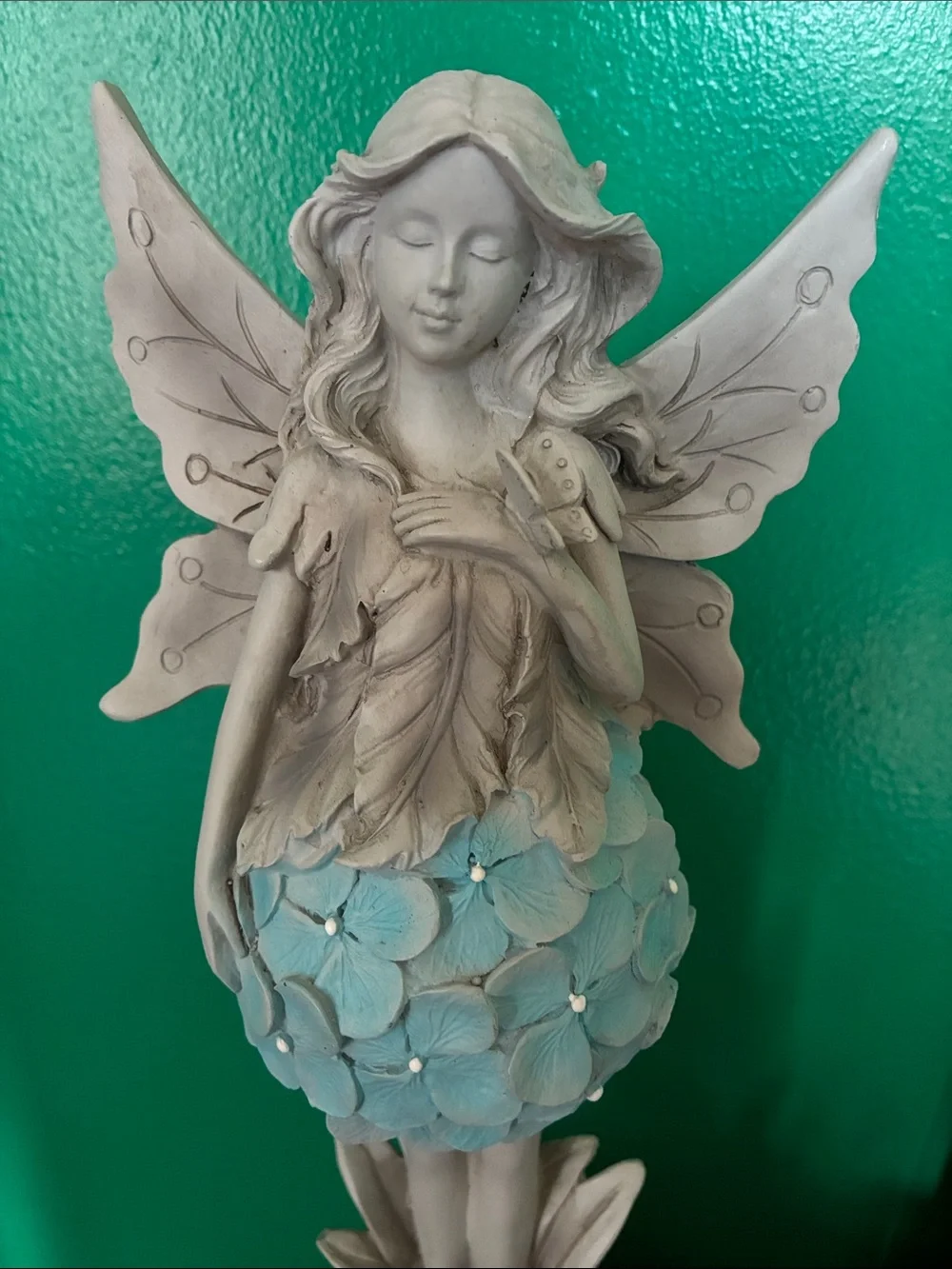 NWT Resin garden fairy statue with blue hydrangea skirt leaves and butterfly 12